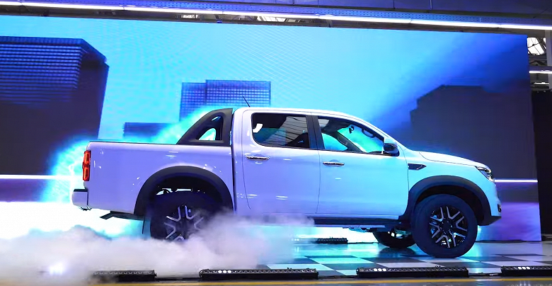 Корни Toyota Hilux и Land Cruiser Prado, рамная конструкция и полный привод. Сборку пикапов Sollers ST6 и ST8 на обновленной линии УАЗа показали вживую